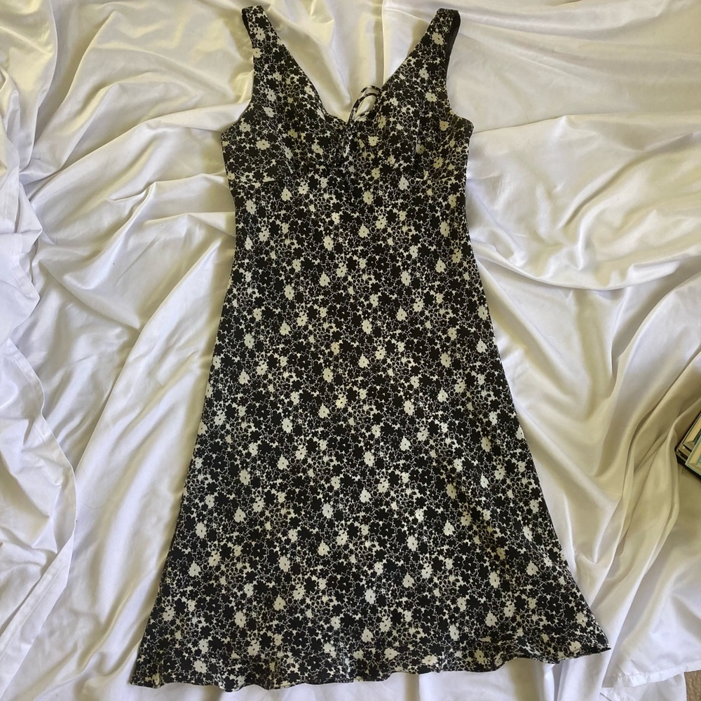 EXPRESS Vintage Black and White Flower Knee-Length Dress SIZE S